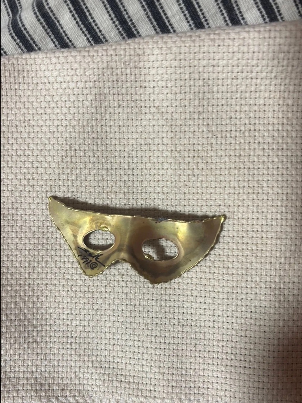 Kurt salla 1992 Gold Cat-Eye Decorative Mask brooch- Women Accessories